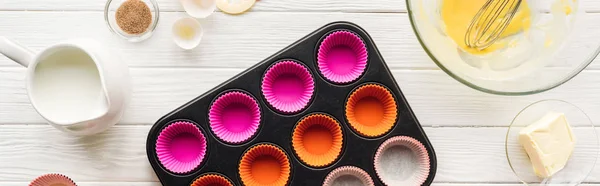 Plan panoramique de moule à muffins et d'ingrédients sur la table — Photo de stock