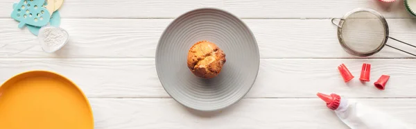 Tiro panorâmico de deliciosos muffin e ferramentas de cozimento na mesa de madeira — Fotografia de Stock