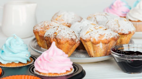 Selective focus of muffins decorated with powdered sugar on plate — Stock Photo