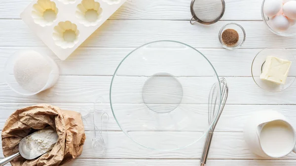 Vista superior da tigela, ingredientes e utensílios de cozinha na mesa — Fotografia de Stock