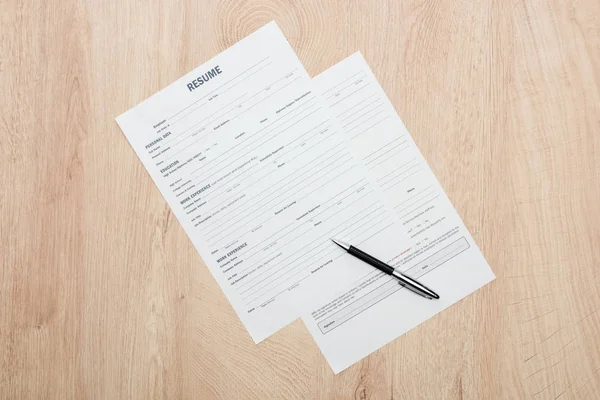 Top view of print resume templates and pen on wooden table — Stock Photo