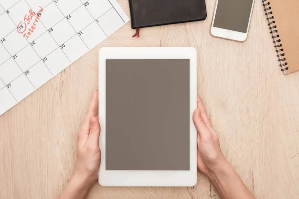 Vista cortada de recrutador segurando tablet digital com tela em branco no local de trabalho — Fotografia de Stock