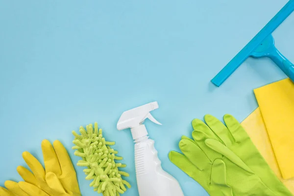 Ansicht von Reinigungsmitteln auf blauem Hintergrund mit Kopierraum — Stockfoto