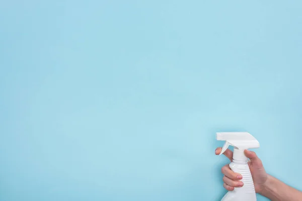 Vista cortada da mulher segurando frasco de spray branco com detergente no fundo azul — Fotografia de Stock