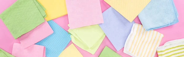 Plano panorámico de trapos multicolores dispersos sobre fondo rosa - foto de stock