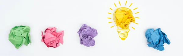 Plan panoramique de boules de papier froissées multicolores et illustration ampoule sur fond blanc, concept d'entreprise — Photo de stock