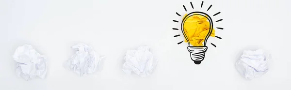 Панорамный снимок мятых бумажных шариков и иллюстрация лампочки на белом фоне, бизнес-концепция — стоковое фото
