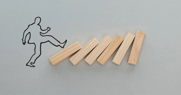Tiro panorâmico de homem desenhado empurrando blocos de madeira em fundo cinza, conceito de negócio — Fotografia de Stock