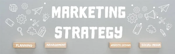 Panoramaaufnahme der Beschriftung der Marketingstrategie in der Nähe von Holzklötzen mit Planung, Management, Website-Design, Social-Media-Wörtern und Multimedia-Icons Illustration auf grauem Hintergrund, Geschäftskonzept — Stockfoto