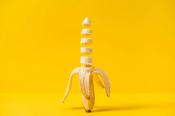 Rebanadas nutritivo sabroso plátano fresco aislado en amarillo - foto de stock