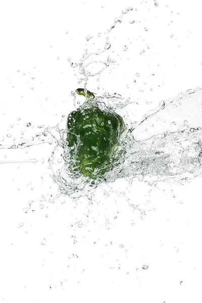 Peperone verde con spruzzata d'acqua limpida isolato su bianco — Foto stock