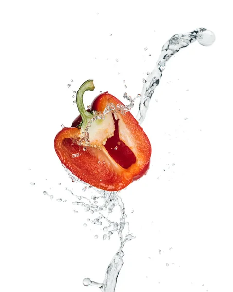 Medio pimiento rojo con salpicadura de agua clara y gotas aisladas en blanco - foto de stock