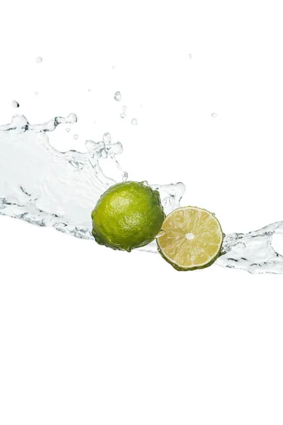 Limas frescas com respingo de água clara e gotas isoladas em branco — Fotografia de Stock