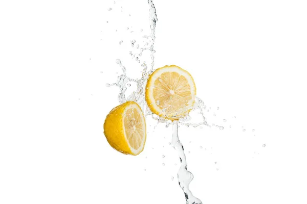 Limones frescos de corte amarillo con salpicaduras de agua clara y gotas aisladas en blanco - foto de stock