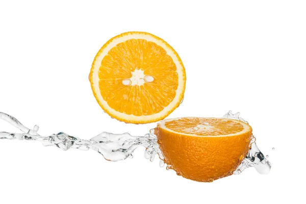 Mitades de naranja fresca con salpicadura de agua aislada en blanco - foto de stock