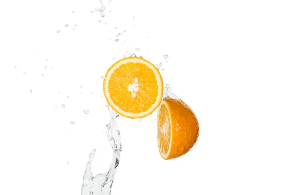Mitades de naranja fresca con salpicaduras de agua y gotas aisladas en blanco - foto de stock