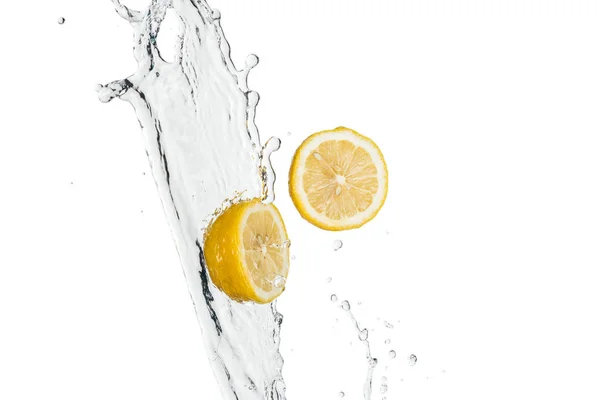 Жовті свіжі лимони з водяним бризом і краплями ізольовані на білому — стокове фото