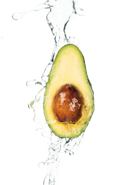 Reife nahrhafte Avocadohälfte mit Samen- und Wasserspritzern isoliert auf weißem — Stockfoto