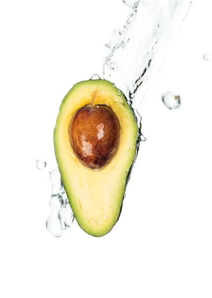 Nahrhafte Avocadohälfte mit Samen und transparentem Wasserspritzer mit Tropfen isoliert auf weiß — Stockfoto