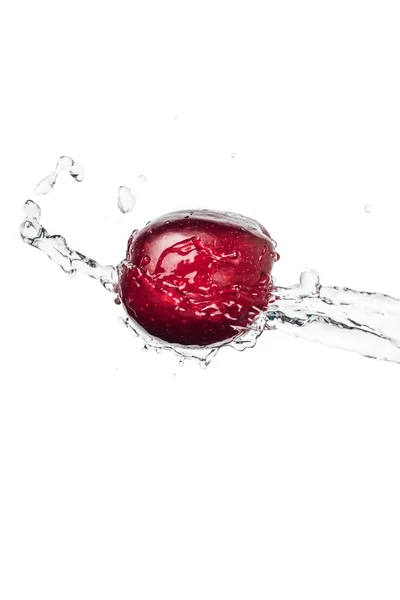 Maçã vermelha madura inteira e respingo de água clara isolado no branco — Fotografia de Stock