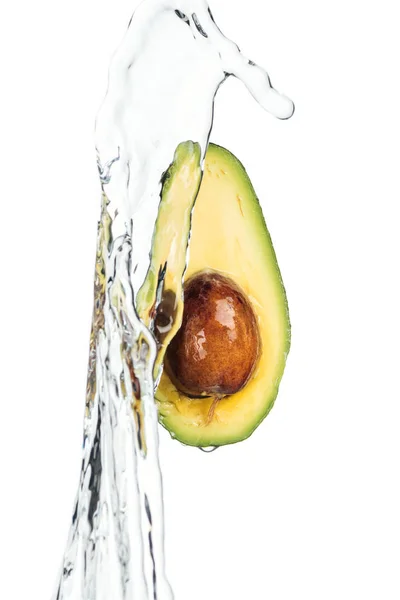 Стиглий поживний авокадо з насінням і прозорим водяним потоком ізольовано на білому — стокове фото