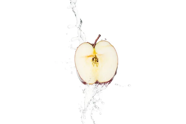 Mezza mela rossa matura e spruzzata d'acqua limpida con gocce isolate su bianco — Foto stock