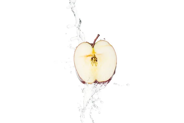 Mitad manzana roja madura y salpicadura de agua clara con gotas aisladas en blanco - foto de stock