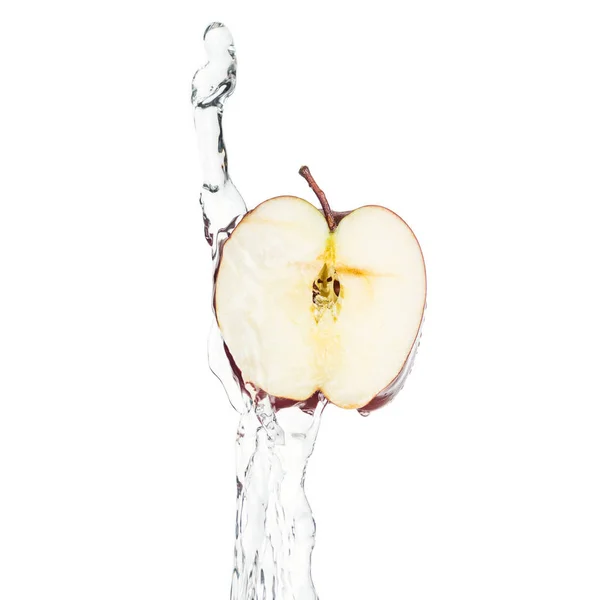 Reifer Apfel halb und klares Wasser spritzt isoliert auf weiß — Stockfoto