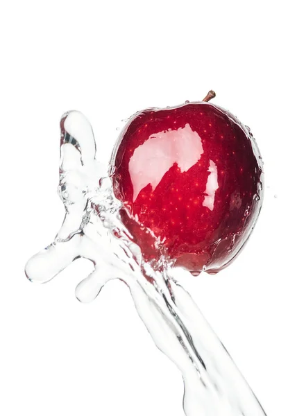 Reifer roter Apfel und klarer Wasserspritzer isoliert auf weißem Grund — Stockfoto