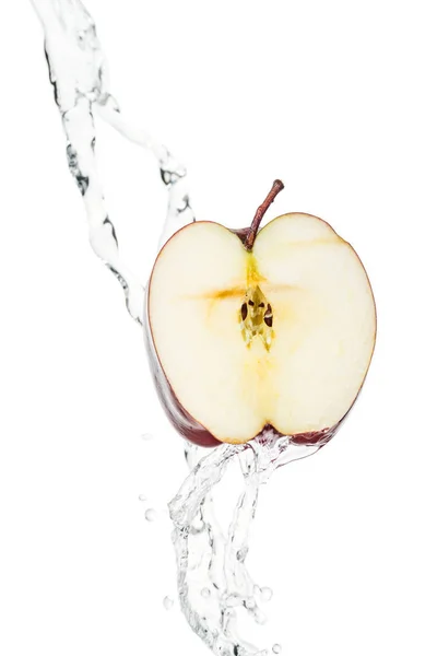 Стигле червоне яблуко наполовину і чистий потік води з краплями ізольовані на білому — стокове фото
