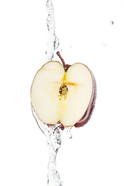 Manzana roja madura mitad y chorro de agua clara aislado en blanco - foto de stock