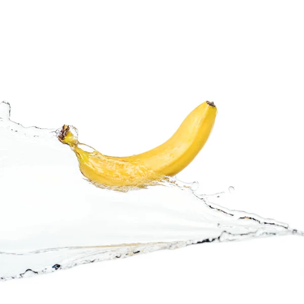 Banana amarela madura inteira no córrego claro da água isolado no branco — Fotografia de Stock