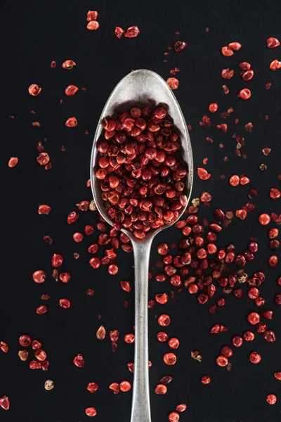 Vista dall'alto di pepe rosso in cucchiaio d'argento su sfondo nero — Foto stock