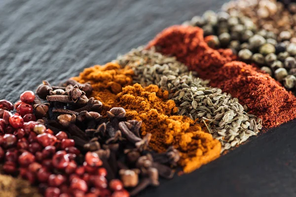 Vista de perto de especiarias tradicionais indianas brilhantes — Fotografia de Stock