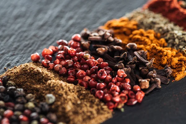 Vue rapprochée des épices indiennes aromatiques traditionnelles — Photo de stock