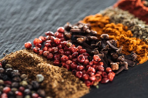 Vista de perto de especiarias tradicionais aromáticas indianas — Fotografia de Stock