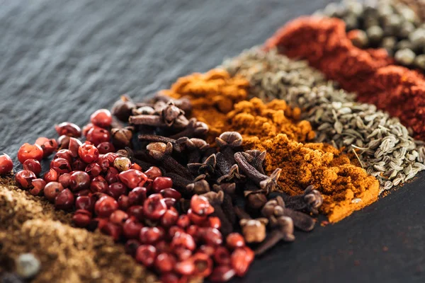Vue rapprochée des épices indiennes traditionnelles lumineuses et aromatiques — Photo de stock