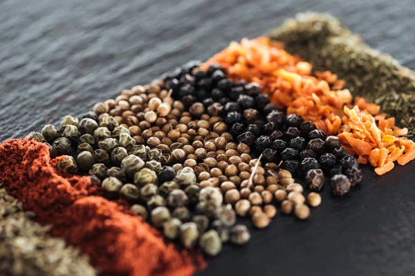 Vue rapprochée des épices indiennes colorées traditionnelles — Photo de stock