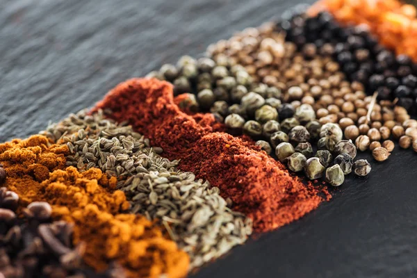 Vista de cerca de las especias indias coloridas y aromáticas tradicionales - foto de stock