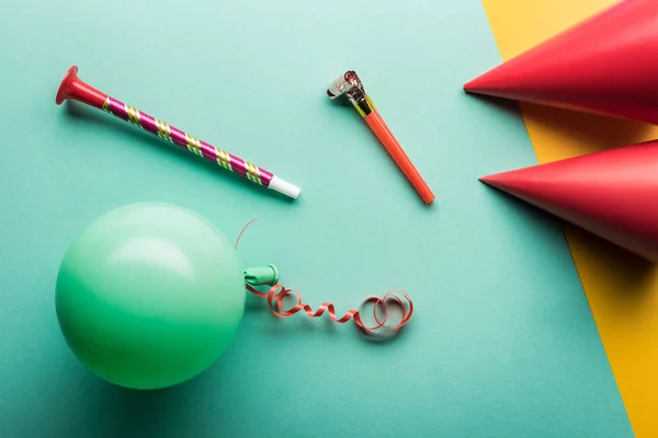 Vista dall'alto della decorazione del partito, palloncino verde su sfondo tiffany — Stock Photo