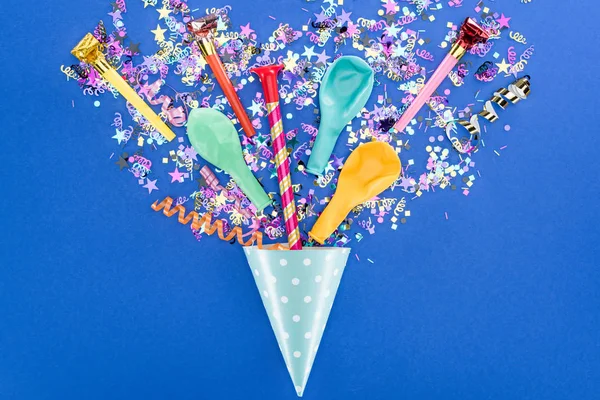 Vista superior da festa decoração colorida no fundo azul, conceito de surpresa — Fotografia de Stock