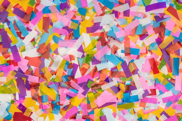 Vista de cerca del fondo de confeti multicolor - foto de stock