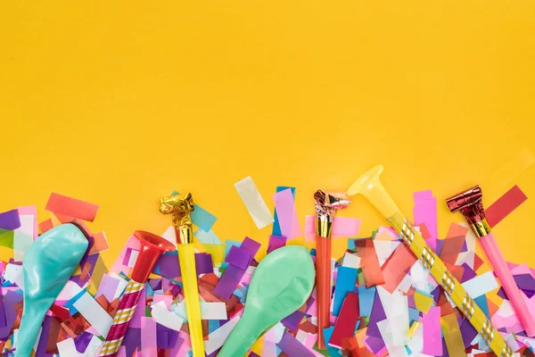 Vue du dessus de la décoration de fête sur fond de fête jaune — Photo de stock