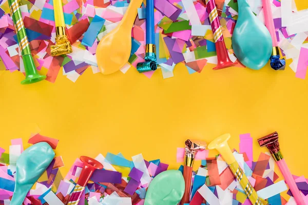 Cadre de décoration de fête multicolore sur fond jaune — Photo de stock