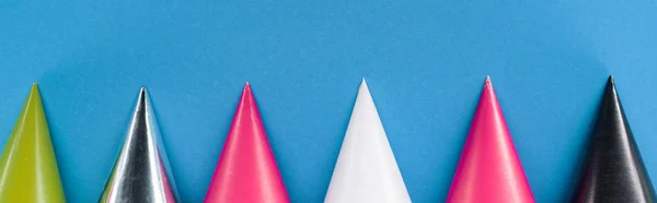 Panoramic shot of party hats on blue party background — Stock Photo