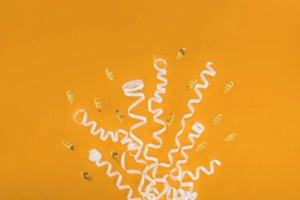 Vue du dessus de la décoration de fête sur fond orange, concept surprise — Photo de stock
