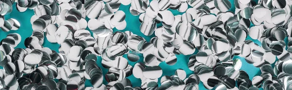 Panorâmica tiro de prata confetti no fundo Tiffany — Fotografia de Stock