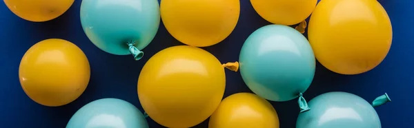 Plano panorámico de fondo decorativo globos amarillos y azules - foto de stock