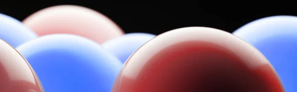 Vue panoramique de ballons rouges et bleus isolés sur du noir — Photo de stock