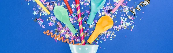 Tiro panorâmico de decoração festiva colorida no fundo azul, conceito de festa surpresa — Fotografia de Stock
